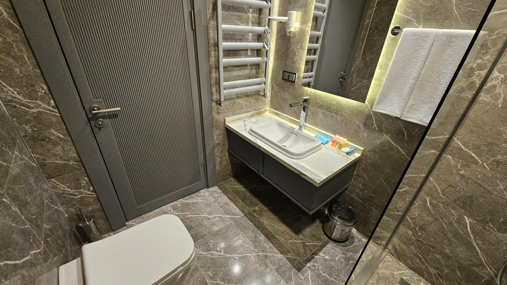 Ve Adakale Otel