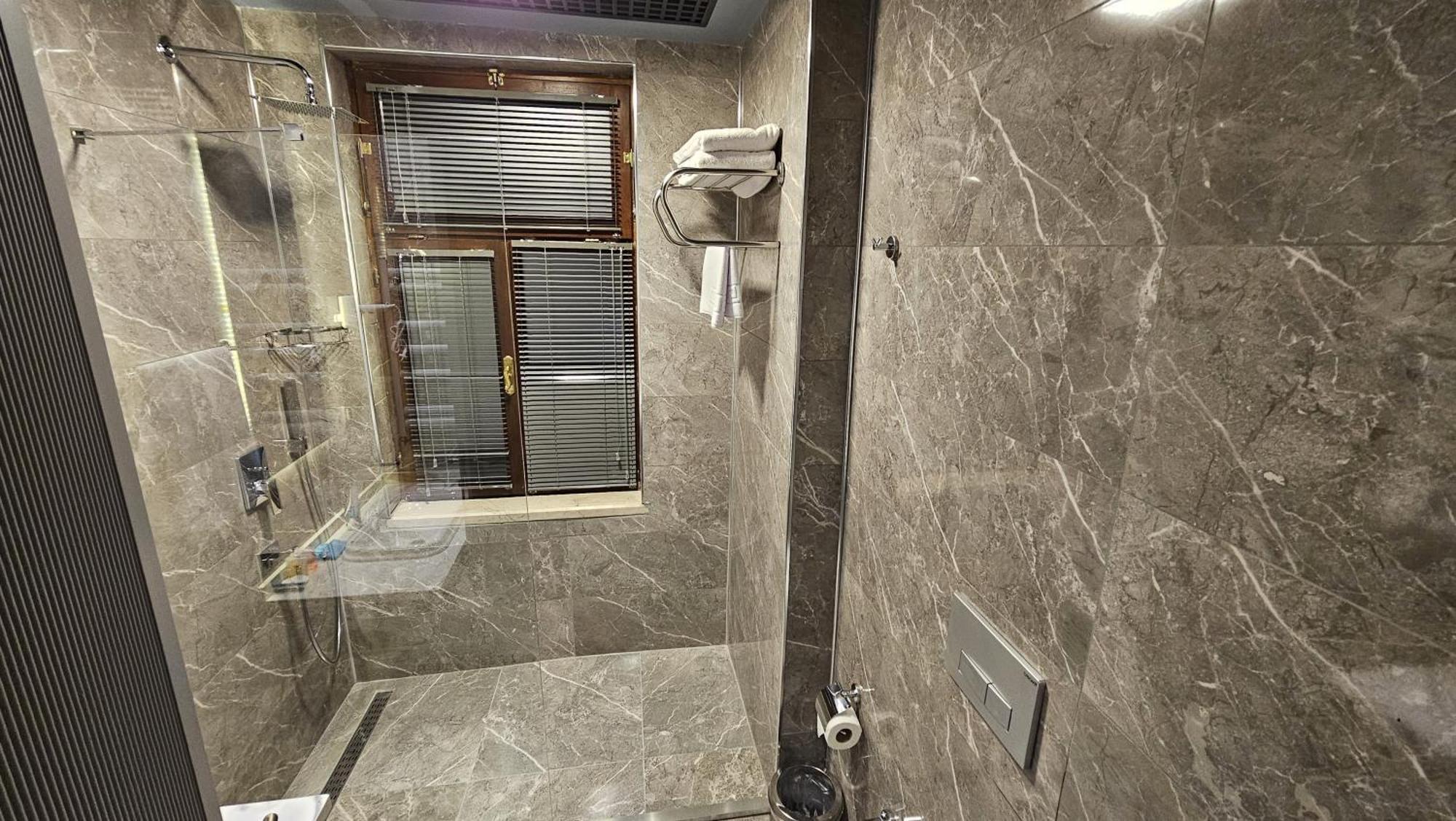 Otel Ve Adakale *